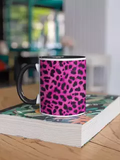 Caneca de porcelana com estampa animal print em tons de rosa e preto.