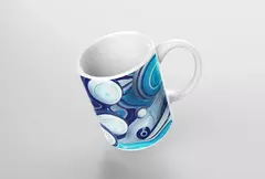 Caneca branca com design moderno de bolas abstratas em azul e verde.