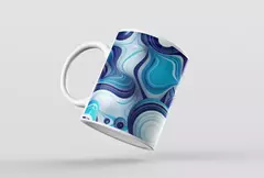 Caneca moderna com design abstrato em tons de azul e branco, apresentando formas circulares e onduladas.