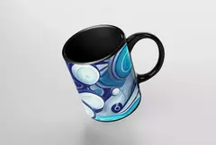 Caneca com design abstrato em tons de azul e branco, com interior e alça pretos.