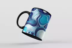 Caneca preta com design abstrato em tons de azul e branco, apresentando formas circulares e onduladas.