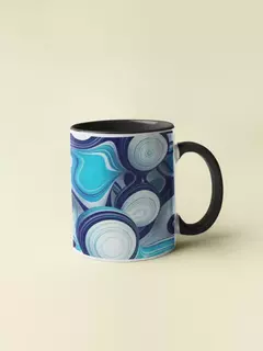 Caneca com design abstrato em azul e preto, com padrões circulares.