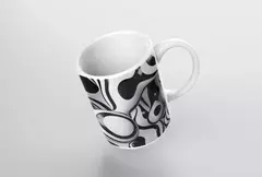 Caneca branca com design abstrato em preto e branco, com formas circulares e onduladas.