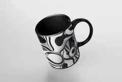 Caneca moderna com design abstrato em preto e branco, exibindo formas circulares e linhas fluidas.