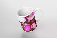 Caneca com design abstrato em tons de rosa e marrom, ideal para uso moderno.