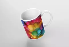 Caneca com design de bolas coloridas em fundo abstrato.