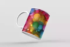 Caneca com design moderno de bolinhas coloridas em fundo abstrato.