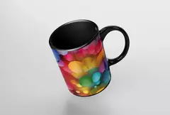 Caneca preta com design abstrato de bolinhas coloridas em fundo gradiente.