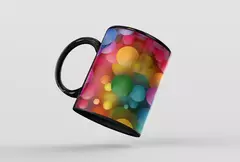 Caneca preta com design abstrato de bolhas coloridas em fundo vibrante.