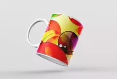 Caneca branca com design moderno de bolinhas coloridas em tons vibrantes de vermelho, amarelo, verde e roxo.