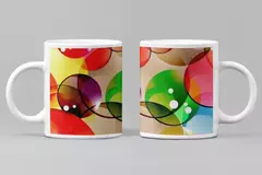 Caneca branca com design moderno de bolas coloridas em um fundo suave.