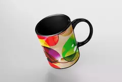 Caneca com design de bolas coloridas em fundo claro e interior preto.