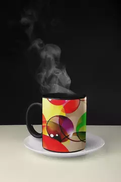 Caneca moderna com design abstrato em cores vibrantes e fumaça saindo, sobre um pires branco.