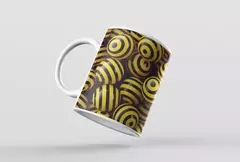 Caneca com design moderno apresentando bolinhas em padrão amarelo e preto.