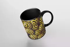 Caneca preta com design abstrato de bolinhas amarelas e pretas.