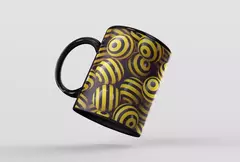 Caneca preta com design de bolas abstratas amarelas e pretas.