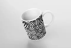 Caneca branca com design abstrato em preto e branco, apresentando bolas e padrões circulares.