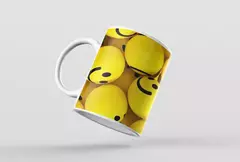 Caneca com design de bolas amarelas sorridentes sobre fundo amarelo