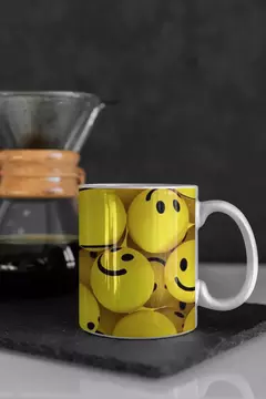 Caneca moderna com design de bolas amarelas sorridentes em fundo preto.