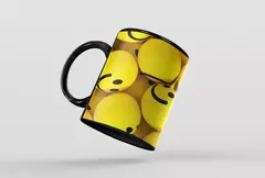 Caneca preta com estampas de bolas amarelas com rostos sorridentes, ideal para uso diário.