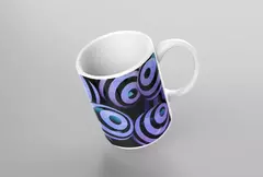 Caneca com design abstrato de bolas em tons de azul e preto.