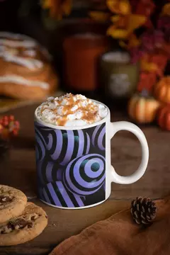 Caneca com design moderno de bolas coloridas, coberta com chantilly e calda, ao lado de biscoitos em uma mesa decorada.