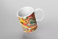 Caneca branca com design abstrato em bolinhas coloridas em tons de amarelo, vermelho e verde.