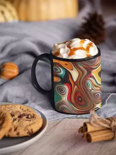 Caneca preta com design abstrato em bolinhas, cheia de chantilly e calda, ao lado de biscoitos em um prato.