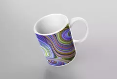 Caneca branca com design abstrato em tons de roxo, verde e azul, ideal para uso moderno.