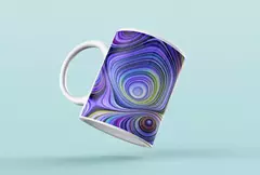 Caneca com design abstrato em tons de roxo, azul e verde, com padrões circulares.