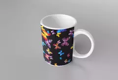 Caneca moderna com estampa de borboletas coloridas em fundo preto.