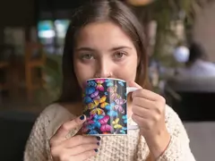 Mulher segurando uma caneca decorada com borboletas coloridas em um ambiente aconchegante.