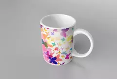 Caneca branca decorada com borboletas coloridas em um fundo suave.