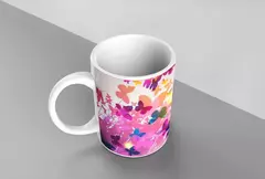 Caneca branca com estampa colorida de borboletas em tons de rosa e azul.