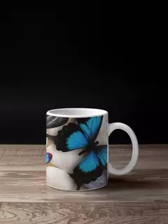 Caneca moderna com design de borboletas azuis sobre fundo claro.