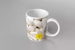 Caneca branca decorada com flores brancas e uma flor amarela, ideal para bebidas quentes.