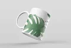 Caneca branca com estampas de folhas verdes, ideal para amantes de design moderno.