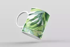 Caneca branca com estampa de folhagens verdes, ideal para bebidas quentes.