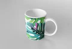 Caneca branca com estampas de folhagens verdes e azul