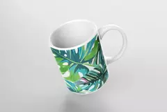 Caneca branca com estampa de folhagens verde-azuladas, ideal para ambientes modernos.