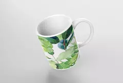 Caneca branca com estampa de folhagens verdes em aquarela.