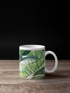 Caneca moderna com estampa de folhagens verdes em fundo escuro.