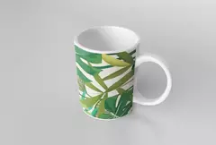 Caneca branca com estampa de folhagens verdes, ideal para bebidas quentes.