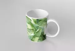 Caneca branca decorada com folhagens verdes, ideal para qualquer ocasião.