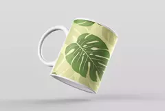 Caneca moderna com estampa de folhagens verdes sobre fundo amarelo.