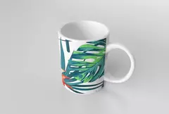 Caneca com estampa de folhagens verdes e detalhes em cores vibrantes, ideal para decoração moderna.