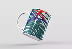 Caneca branca com estampa de folhagens tropicais em tons de verde e detalhes em vermelho e azul.