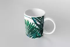 Caneca branca com estampa de folhagens verdes, ideal para bebidas quentes.