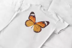 Camisa branca BabyLook com estampa de borboleta laranja e preta.