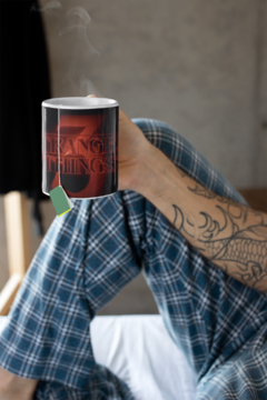 Caneca Stranger Things Séries mod 2 - Presentes Personalizados I Canecas, Camisas, Perfumes, Quadros, Almofadas